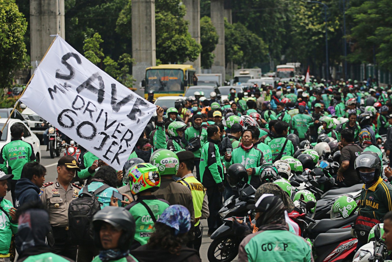 Dibalik Senyum driver gojek online